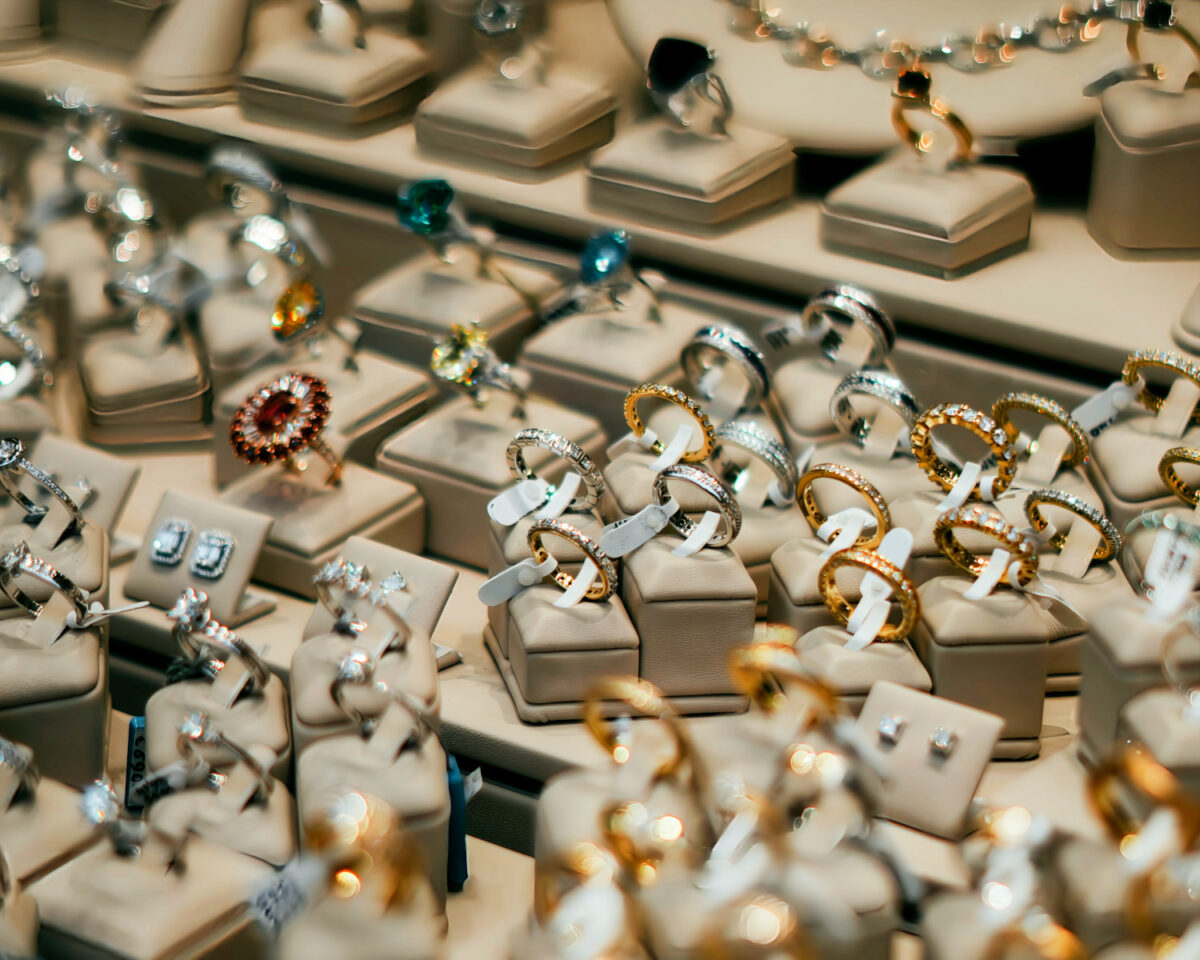 ダイヤモンド以外の婚約指輪ってぶっちゃけアリ?ナシ?